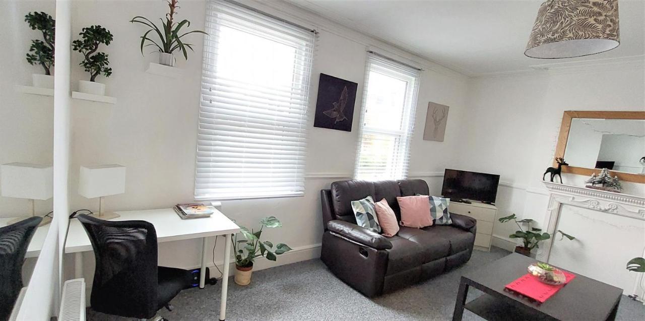 Very Spacious Two Bedroom Converted Apartment In East London Borough of Croydon Exterior foto